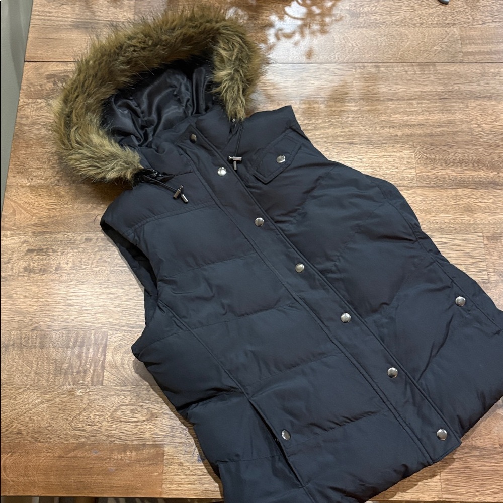 Banana Republic vest with fur trim hood. Large. Black.